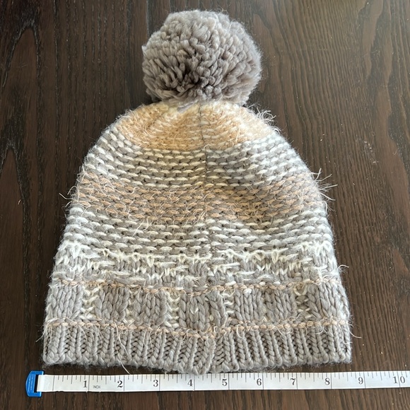 Knit hat with pom pom - Picture 3 of 5